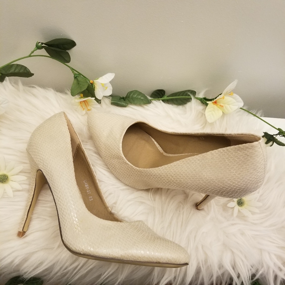 RIVERBERRY Gaby Pointed Heels Snake Color Beige SIZE 8.5.
